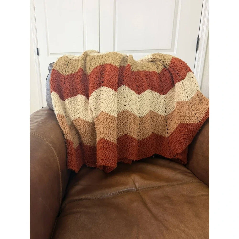 VINTAGE CHEVRON ORANGE BROWN RED CROCHET AFGHAN BLANKET THROW ZIG ZAG 84L 63W